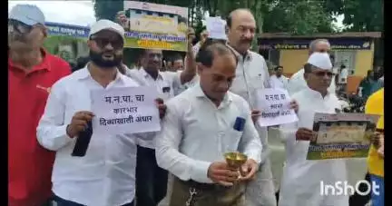 लातूर: दिव्याखाली अंधार,प्रभुराज प्रतिष्ठानच्या वतीने गांधीगिरी करत मनपा आयुक्तांना जळता दिवा दाखवत विविध मागण्याच #jansamsya