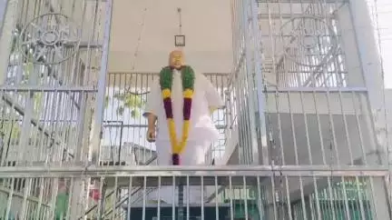 தூத்துக்குடி: காமராஜர் பிறந்த நாள் - VOC மார்க்கெட் முன்பு அவரது சிலைக்கு மாலை அணிவித்து மரியாதை செலுத்திய ஊர்வசி அமிர்தராஜ் MLA