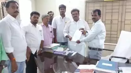 புதுக்கோட்டை: மண்டல அலுவலகம் கட்டக்கூடாது, அடிப்படை வசதிகள் பூர்த்தி செய்ய மாநகராட்சியில் ஆணையரை சந்தித்து புகார் மனு வழங்கிய பாஜகவினர்