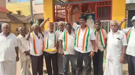 அருப்புக்கோட்டை: காமராஜரின் 123 வது பிறந்தநாள் விழா, நகர காங்கிரஸ் சார்பாக வெள்ளையாபுரத்தில் உள்ள அவரது சிலைக்கு மாலை அணிவித்து மரியாதை