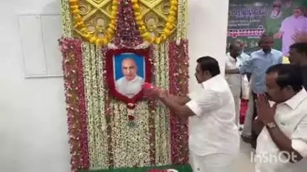 அரியலூர்: மாவட்ட விளையாட்டரங்கம் எதிரேயுள்ள தனியார் அரங்கில், காமராஜரின் திருவுருவப்படத்திற்கு மரியாதை செலுத்திய EPS