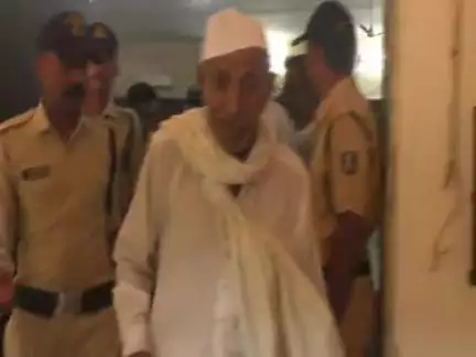 हरदा: ज़िला पंचायत में आयोजित जनसुनवाई में पुलिस ने बिना सुनवाई के एक बुजुर्ग को निकाला बाहर, हाथ पकड़कर अंदर ले गए कलेक्टर