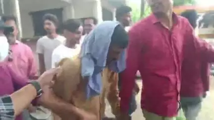 लहरपुर: लहरपुर सीएचसी में साइकिल चोरी कर भाग रहे चोर को लोगों ने पकड़कर पुलिस के हवाले किया