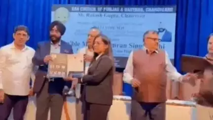 महेंद्रगढ़: जिले की बेटी हाईकोर्ट में करेंगी वकालत, न्यायाधीश हरसिमरन सिंह सेठी ने किया सम्मानित