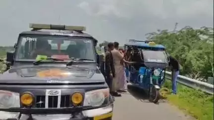मौदहा: उरदना गांव के पास भंडारा में जा रहे श्रद्धालुओं से भरा ई-रिक्शा पलटा