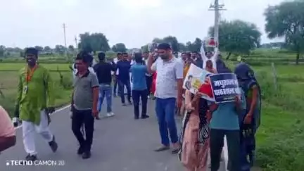 फतेहाबाद: सांसद संजय सिंह ने स्कूलों के मर्ज के विरोध में डौकी के ग्राम श्याम नगर मढैया से नदोता तक निकाला पैदल मार्च