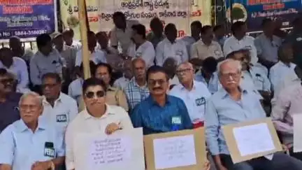 ప్రభుత్వం న్యాయమైన డిమాండ్లు పరిష్కరించాలని ప్రభుత్వం పెన్షనర్స్ నిరసన