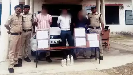 पुल्ला गुमदेश: पंचेश्वर कोतवाली पुलिस ने 48 के बियर, 24 बोतल अंग्रेजी और 24 बोतल देशी शराब के साथ तीन लोगों को किया गिरफ्तार