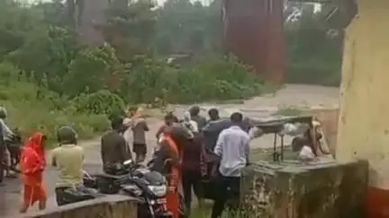 झाझा: नरगंजो रेलवे पुल के नीचे तेज रफ्तार में सड़कों पर पानी का बहाव, ऑटो फंसने का वीडियो आया सामने