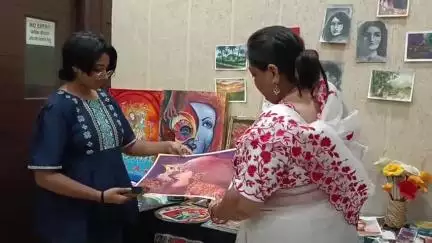 कोल: कूड़ा-करकट से छात्राओं ने बनाए हैंडमेड सजावट और पहनने के उपकरण, कंपनी बाग पर लगी प्रदर्शनी