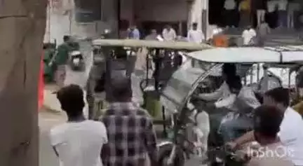 प्रतापगढ़: बलीपुर के होटल में युवती को ब्लैकमेल कर बलात्कार करने वाले मुस्लिम युवक की पिटाई का वीडियो हुआ वायरल