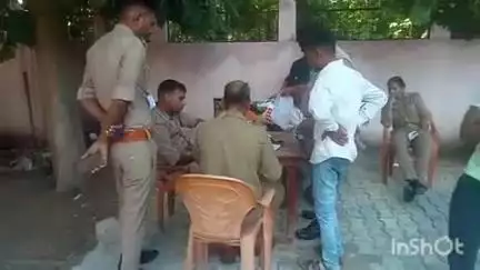 धौरहरा: ब#मोहरी गांव के युवक ने अज्ञात कारणों के चलते आम के पेड़ से फांसी लगाकर की आत्महत्या, परिजनों में मचा कोहराम