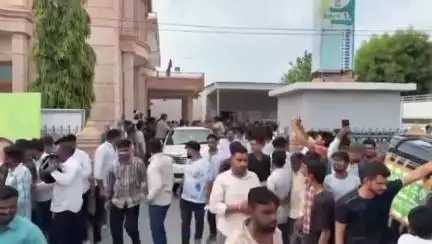 नागौर: सांसद हनुमान बेनीवाल सैकड़ों समर्थकों के साथ जन आक्रोश रैली में शामिल होने के लिए रवाना हुए