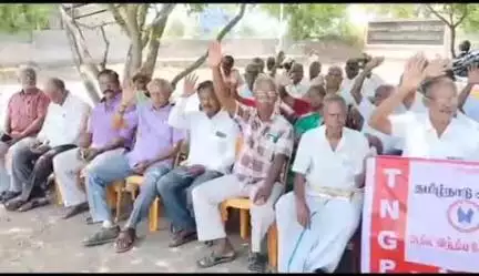 பெரம்பலூர்: 9 அம்ச கோரிக்கையை வலியுறுத்தி ஓய்வூதியர் சங்கத்தின் சார்பில் கலெக்டர் அலுவலகம் முன்பு தர்ணா போராட்டம்