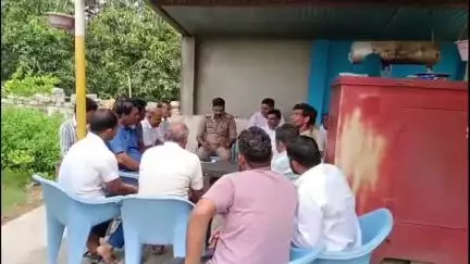 अमरोहा: डिडौली के रसूलपुर गुर्जर पहुंचे कोतवाल, ग्रामीणों को ड्रोन की अफवाह फैलने को लेकर किया जागरूक