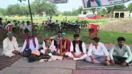 लालगंज: लालगंज विकासखंड क्षेत्र के मलके गांव में किसान यूनियन श्रमिक शक्ति के कार्यकर्ता बुद्धि लाल पांडा बैठे आमरण अनशन पर