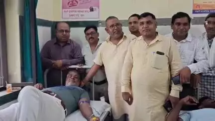 चूरू: डाबला रोड स्थित प्राथमिक स्वास्थ्य केंद्र में रक्तदान शिविर का हुआ आयोजन, पूर्व नेता प्रतिपक्ष राजेन्द्र राठौड़ रहे मौजूद