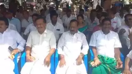 கடலூர்: புதிய பேருந்து நிலையத்தை பாதிரி குப்பத்தில் அமைக்க வலியுறுத்தி மஞ்சகுப்பத்தில் உண்ணாவிரதம் முன்னாள் அமைச்சர் பங்கேற்பு