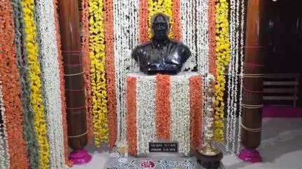 விருதுநகர்: காமராஜர் நினைவு இல்லத்தில் காமராஜர் பிறந்த நாளை முன்னிட்டுகாங்கிரஸ் அதிமுக பாஜக மக்கள் நீதி மய்யம் விசிக உள்ளிட்ட பல்வேறு கட்சி நிர்வாகிகள் மரியாதை