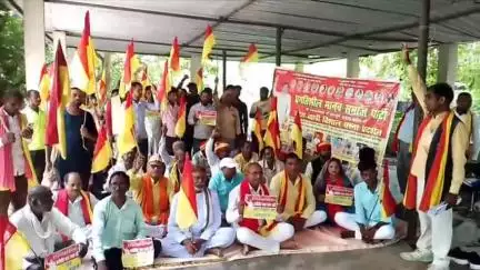 ज्ञानपुर: ज्ञानपुर कलेक्ट्रेट पर प्रमासपा ने पिछड़े वर्ग को 25% आरक्षण की मांग को लेकर किया धरना प्रदर्शन