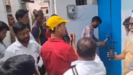 झांसी: HSN इंटर कॉलेज की जमीन पर बने मकानों को कोर्ट के आदेश पर खाली कराया, फिर बुलडोजर चलाकर कब्जा मुक्त किया गया