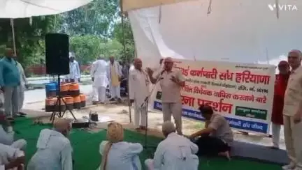 जींद: जींद लघु सचिवालय पर रिटायर्ड कर्मचारियों का धरना प्रदर्शन, मांगों को लेकर प्रधानमंत्री को भेजा ज्ञापन