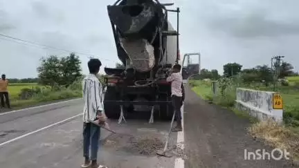 ખંભાળિયા: જિલ્લામાં માર્ગ મરામતની કામગીરી પુરજોશમા,ખંભાળિયા-પોરબંદર હાઈવે પર રોડનું સમારકામ કરાયું.