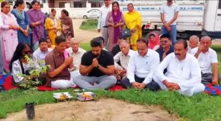 ऊना: डीसी जतिन लाल ने एनआरएसटी सेंटर घालूवाल में पौधारोपण कर दिया पर्यावरण संरक्षण का संदेश