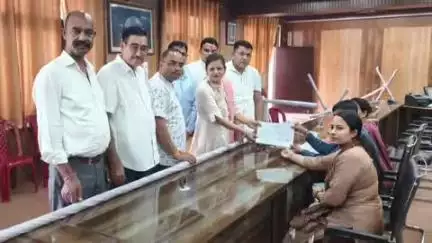 चम्पावत: जिला पंचायत की तीनों सीटों पर निर्विरोध निर्वाचित प्रत्याशियों को प्रमाण पत्र दिया गया