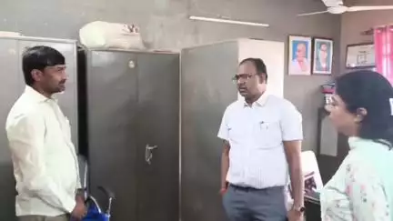 महाराजगंज: जिलाधिकारी ने महराजगंज बीएसए कार्यालय का किया औचक निरीक्षण, कर्मचारियों में मचा हड़कंप