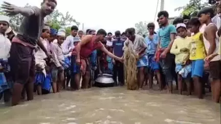 চাঁচল ১: জমা জলে জাল ফেলে অভিনব ভাবে বিক্ষোভ জাহিরকা গ্রামের বাসিন্দাদের, দ্রুত সমস্যার সমাধানের আশ্বাস বিধায়কের #jansmasya