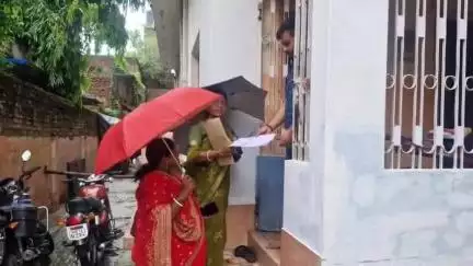 डेहरी: बारिश में भी मतदाता पुनरीक्षण की रफ्तार नहीं थमी, महिला BLOs ने निभाई जिम्मेदारी