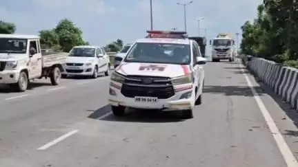 करनाल: नैशनल हाईवे पर AC बस और ट्रक की जोरदार भिड़ंत, मौके पर पहुंची पुलिस