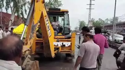 हथीन: प्रशासन ने बस अड्डा क्षेत्र में डिवाइडर पर डाले गए कूड़ा के ढेरों को जेसीबी से उठवाया, अतिक्रमणधारियों को दी चेतावनी