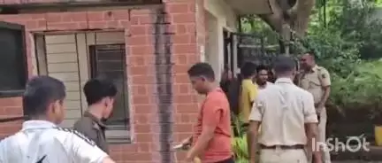 গুৱাহাটী: সোণাপুৰৰ অভিজাত ক্লাৱ নিৰ্ভানাত সোণাপুৰ আৰক্ষীৰ অভিযান, আটক কেইবাটাও জুৱাৰী, বহু কোটি টকাৰ জুৱাৰ আদ্দা চলাৰ তথ্য লাভ