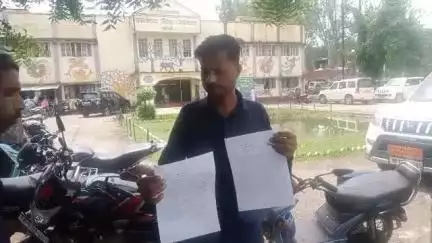 गोपद बनास: ग्राम कमर्जी में रास्ते की समस्या से परेशान लोग, कलेक्टर को सौंपा पत्र