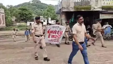 बड़वानी: “नशे से दूरी है जरूरी” संदेश के साथ अंजड़ की सड़कों पर उतरे छात्र व पुलिस, स्कूलों के पास कोटपा एक्ट का होगा पालन
