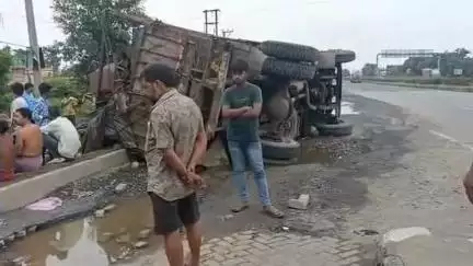 কাঁকসা: পানাগড় বাইপাশে পাঠান পাড়ার কাছে ১৯নম্বর জাতীয় সড়কে গর্তে লরির চাকা পরে যাওয়ার রাস্তার উপর লরি উল্টে আহত ২