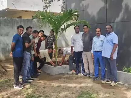 నిర్మల్: జిల్లా కేంద్రంలో ఇండియన్ మెడికల్ అసోసియేషన్ ఆధ్వర్యంలో వనహోత్సవ కార్యక్రమం, మొక్కలు నాటిన వైద్యులు