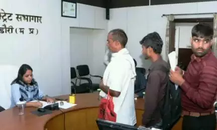 डिंडौरी: कलेक्टर सभाकक्ष में आयोजित जनसुनवाई में ज़िला कलेक्टर ने सुनी लोगों की समस्याएँ