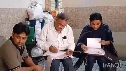हापुड़: पुराना बाजार में स्थित हापुड़ स्वीट्स शॉप पर फूड विभाग की टीम ने की छापेमारी, घेवर खाने से दो दर्जन लोग हुए बीमार