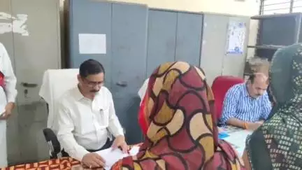 भिंड नगर: कलेक्टर ने कलेक्ट्रेट कक्ष में 111 से अधिक शिकायती आवेदनों पर जनसुनवाई की, अधिकारियों को दिए निर्देश