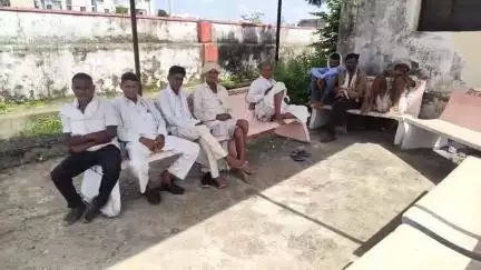 प्रतापगढ़: कुडीपाडा में सोमवार को हुए दर्दनाक हादसे के बाद जिलाचिकित्सालय में 3 चचेरे भाइयों के शव परिजनों को सौंपे गए