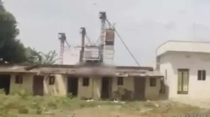 దర్శి: పట్టణంలోని కురిచేడు రోడ్డులో ఓ రైస్ మిల్లుపై ఎన్ఫోర్స్‌మెంట్ డీటీ రాధాకృష్ణ దాడులు, 17 టన్నుల రేషన్ బియ్యం స్వాధీనం