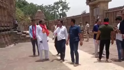 ଖଲ୍ଲିକୋଟ୍: ମା' ତାରାତାରିଣୀଙ୍କ ଦର୍ଶନ କଲେ ଓଡ଼ିଶା ବିଧାନସଭା ଷ୍ଟାଣ୍ଡିଂ କମିଟିର ସଦସ୍ୟ