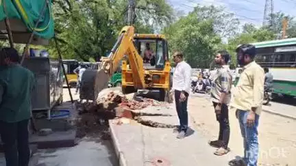 చిత్తూరు ఆర్టీసీ బస్టాండ్‌లో ఫుట్ పాత్ నిర్మాణంలో భాగంగా రోడ్డును ఆక్రమించుకున్న భవనాలను తొలగించిన మున్సిపల్ సిబ్బంది