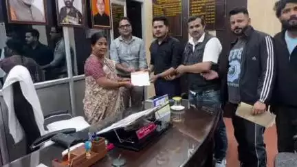 चम्पावत: नगर पालिका के अंतर्गत प्रत्येक सोमवार और मंगलवार को मीट मांस की दुकानों को बंद करने की मांग को लेकर दिया गया ज्ञापन