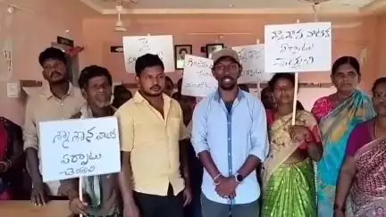 జడ్డంగి సచివాలయం వద్ద ప్రజల ఆందోళన, స్మశాన సమస్య కోసం వెళ్తే అందుబాటులో లేని సిబ్బంది #localissue