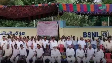 పెన్షనర్ల సమస్యలను వెంటనే పరిష్కరించాలని పట్టణంలో పెన్షనర్స్ ఫెడరేషన్ అధ్యక్షుడు ప్రసాద్ రెడ్డి డిమాండ్
