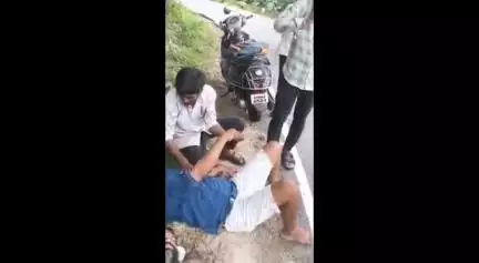 డముకు సమీపంలో అనంతగిరి ఘాట్ రోడ్డులో ద్విచక్ర వాహనం నుంచి జారిపడి తండ్రీకొడుకులకు తీవ్ర గాయాలు, తండ్రి పరిస్థితి విషమం